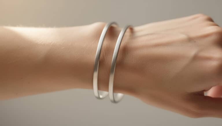 découvrez pourquoi les bracelets manchettes minimalistes captivent par leur sobriété et leur élégance, offrant un style raffiné et intemporel à chaque tenue.